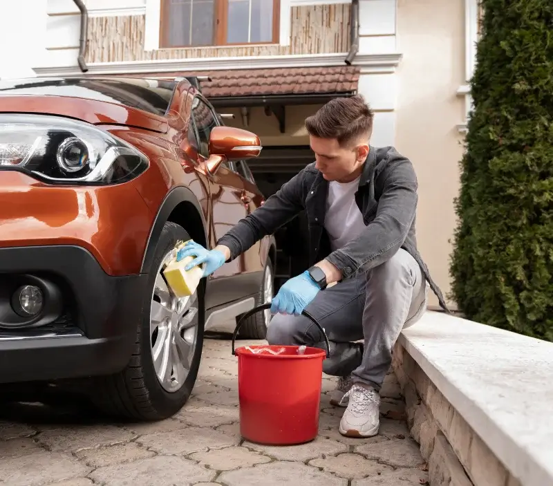 Lavage auto à domicile Wattwiller : professionnel intervenant sur un véhicule